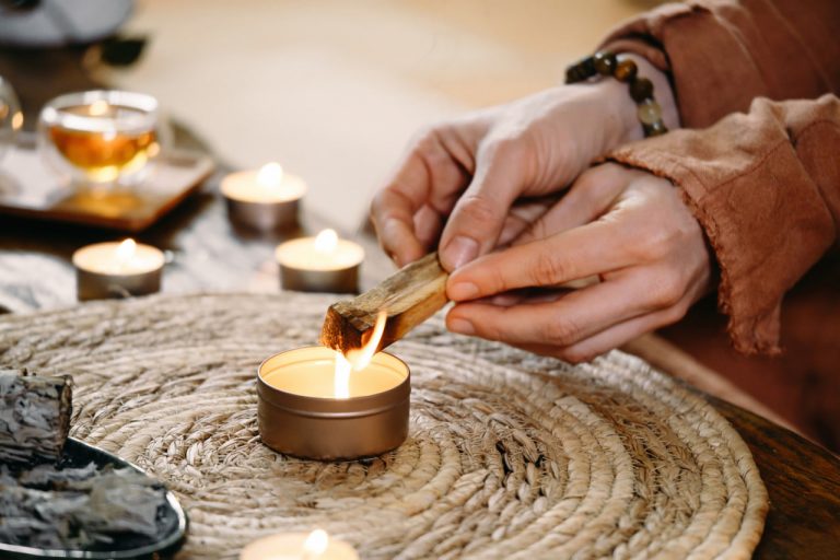 Scent and Emotion: How to Choose the Right Fragrance for Any Mood